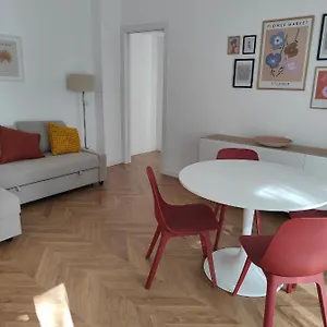 Elegante Bilocale A Con Balcone Appartamento Milano
